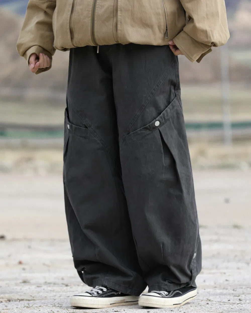 LOOSE FIT CURVED CARGO PANTS W1999