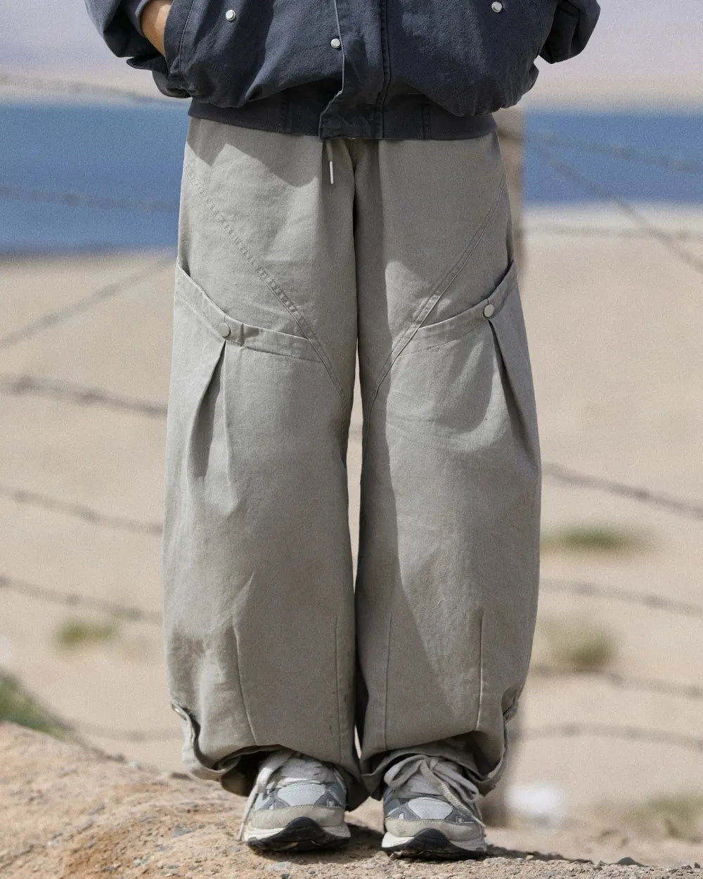 LOOSE FIT CURVED CARGO PANTS W1999