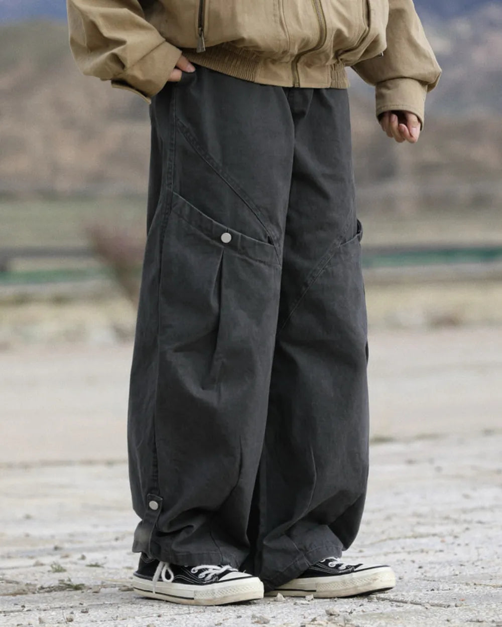 LOOSE FIT CURVED CARGO PANTS W1999