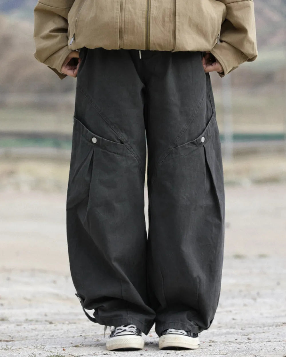 LOOSE FIT CURVED CARGO PANTS W1999